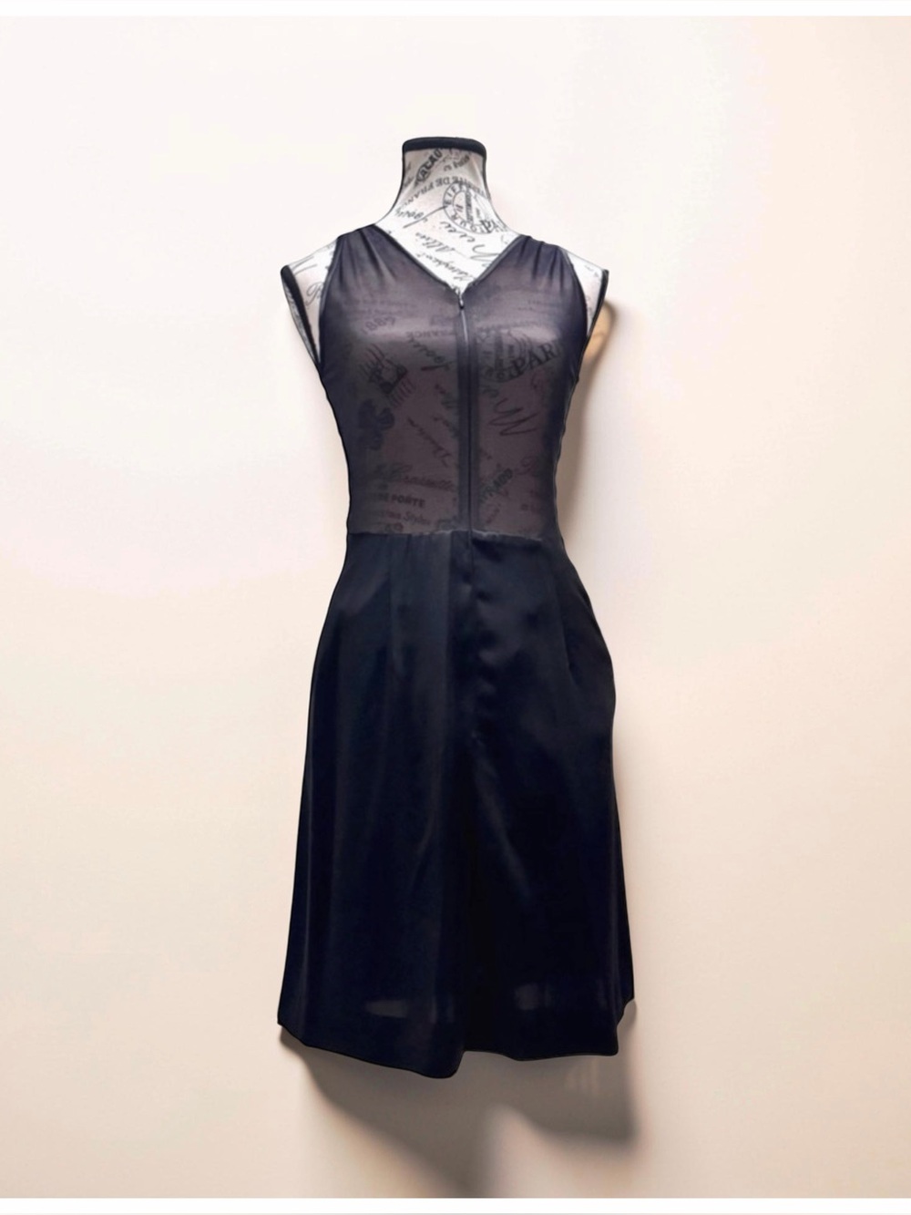 Women’s Vintage Sheath Cocktail Dress with Halter Neckline. Black. Size 4